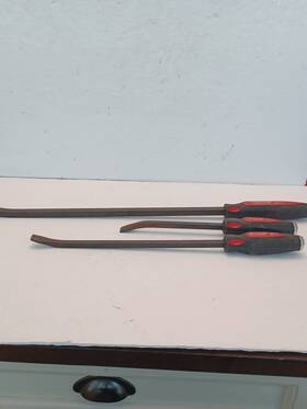 Craftsman 43270/43268/43266 3 Piece Pry Bar Set #43270/43268/43266 25 Inch 17 12 With Red Handles Used