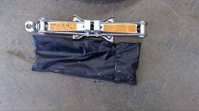 695.da1h10 Nissan Versa 2010 Tools Jack 638894